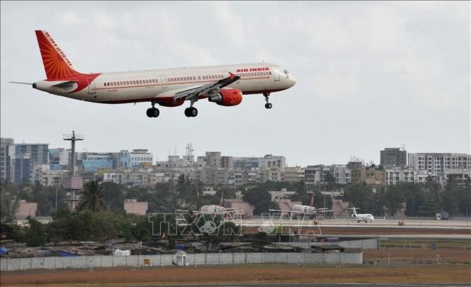 Máy bay của hãng hàng không Air India chuẩn bị hạ cánh xuống sân bay quốc tế Mumbai, Ấn Độ. Ảnh: AFP/ TTXVN