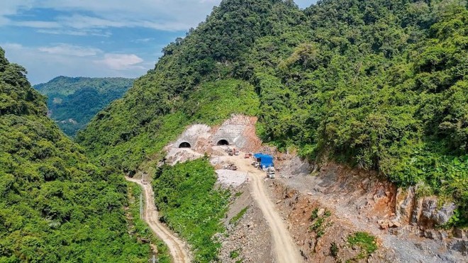 Thi công hầm đường bộ số 2 trên cao tốc Đồng Đăng - Trà Lĩnh.