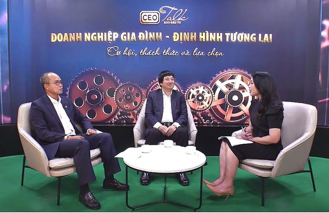 CEO Talk chủ đề "Doanh nghiệp gia đình: Cơ hội, thách thức và lựa chọn", do Báo Đầu tư tổ chức, với sự tham dự của ông Phạm Đình Đoàn, Chủ tịch Phú Thái Holdings Group (người ngồi giữa) và ông Trần Đình Cường, Chủ tịch Công ty TNHH Ernst & Young Việt Nam.