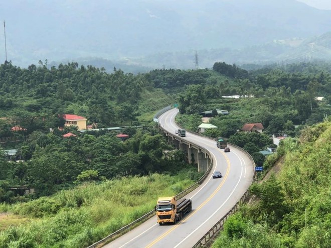 Một đoạn cao tốc Nội Bài - Lào Cai quy mô 2 làn xe do VEC đầu tư.