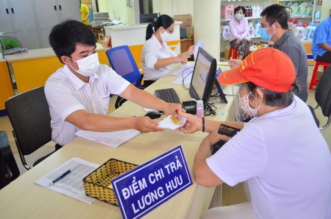 Cử tri nhiều địa phương không muốn nhận lương hưu qua tài khoản ngân hàng vì bị gánh nhiều khoản phí