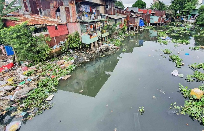 Một đoạn rạch Xuyên Tâm thuộc địa bàn quận Bình Thạnh bị ô nhiễm nặng. Ảnh: Lê Toàn 