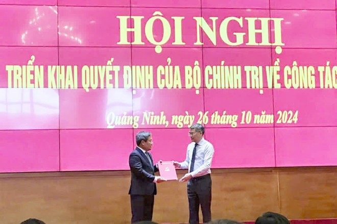 Ông Lê Minh Hưng - Ủy viên Bộ Chính trị, Bí thư Trung ương Đảng, Trưởng ban Tổ chức Trung ương (bìa phải) trao quyết định của Bộ Chính trị về công tác cán bộ cho ông Vũ Đại Thắng.