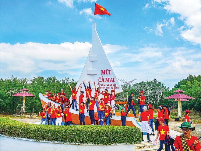 Định hướng phát triển của Cà Mau là trở thành địa phương mạnh về kinh tế biển. Trong ảnh: Du khách tham quan vùng Đất Mũi Cà Mau