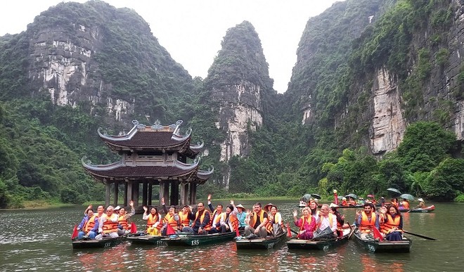 Đoàn đại biểu UNESCO đã dành thời gian tham quan Di sản Văn hoá và Thiên nhiên thế giới Tràng An. Ảnh: Minh Đường