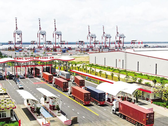 Xuất nhập khẩu là động lực chính cho phát triển ngành logistics. Trong ảnh: Xe container làm thủ tục thông quan tại Cảng quốc tế Long An 