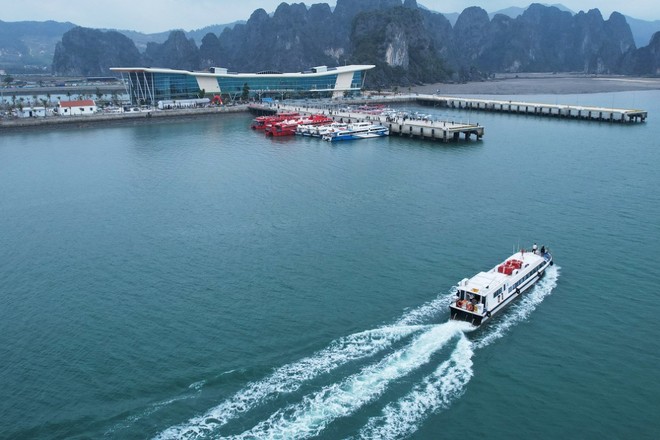 Cảng tàu khách quốc tế Ao Tiên đưa vào khai thác đã giúp cho huyện Vân Đồn gia tăng hạ tầng giao thông kết nối, nâng cao chất lượng dịch vụ du lịch; góp phần xây dựng Vân Đồn trở thành khu kinh tế đa ngành, đa lĩnh vực, du lịch biển - đảo cao cấp.