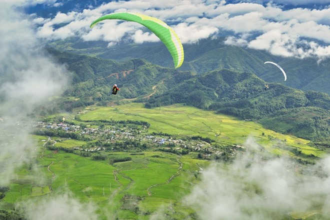 Bay dù lượn ngắm toàn cảnh thị trấn Tam Đường - Lai Châu.