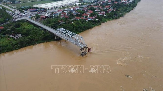 Việc đầu tư xây dựng cầu Phong Châu mới nhằm thay thế cầu cũ bị sập. (Ảnh: Tạ Toàn/TTXVN) 