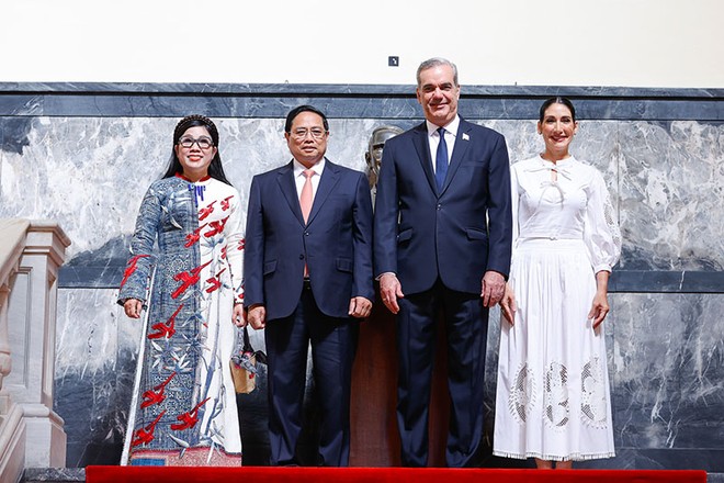 Thủ tướng Phạm Minh Chính và Phu nhân đến Phủ Tổng thống Cộng hoà Dominica, nơi Tổng thống Luis Rodolfo Abinader Corona và Phu nhân đã chờ sẵn. Hai nhà lãnh đạo và hai Phu nhân vui mừng gặp nhau lần đầu tiên tại Cộng hoà Dominica. Ảnh: Nhật Bắc 