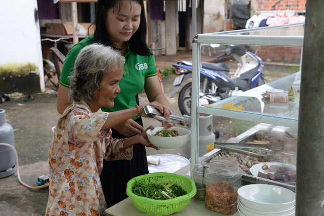 Nhiều người cho biết cô Thuý nấu ăn khá ngon, lại sống chân thật, cởi mở với hàng xóm láng giềng nên họ sẽ luôn ủng hộ quán hủ tíu của cô.