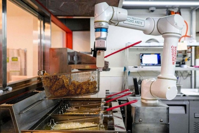 Một robot đang chiên gà tại nhà hàng Robert Chicken ở Seoul, Hàn Quốc vào ngày 13/6/2023. Ảnh: Getty