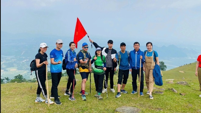 Đoàn du khách trải nghiệm tour trekking miền Tây Thanh Hoá. Ảnh: Minh Hải