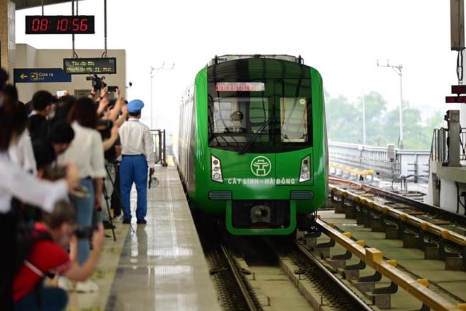 Tuyến đường sắt đô thị Cát Linh - Hà Đông thu hút đông đảo người tham gia giao thông sử dụng từ khi vận hành khai thác thương mại đến nay.