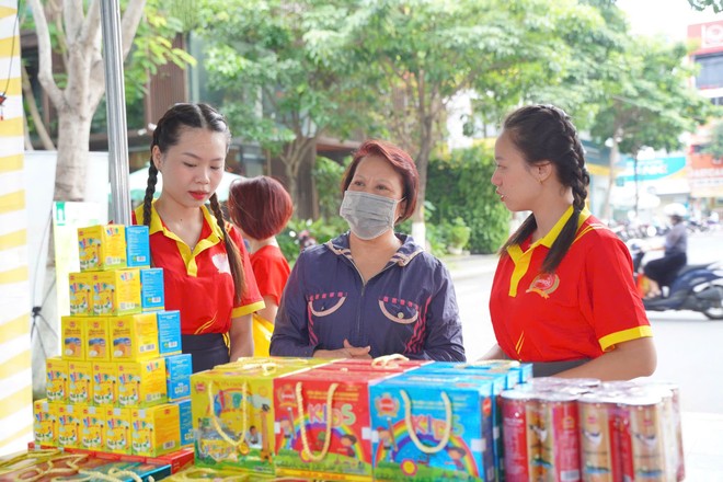 Hàng loạt chương trình ưu đãi tại chương trình cho bà con có hoàn cảnh khó khăn mua sắm Tết 2025.