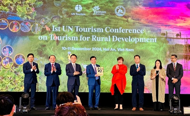 Tổ chức Du lịch Liên Hợp Quốc (UN Tourism) đã trao danh hiệu Làng du lịch tốt nhất cho làng rau Trà Quế (Hội An, Quảng Nam).