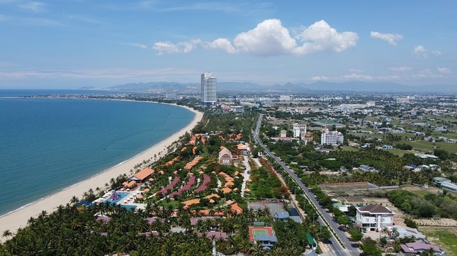 Khu vực dọc biển Bình Sơn - Ninh Chữ có nhiều resort đã hoạt động như TTC, Hoàn Cầu - Ninh Chữ, Con Gà Vàng, Aniise Villa...; điểm nhấn là Dự án Sunbay Park Hotel & Resort (chưa hoàn thành). 