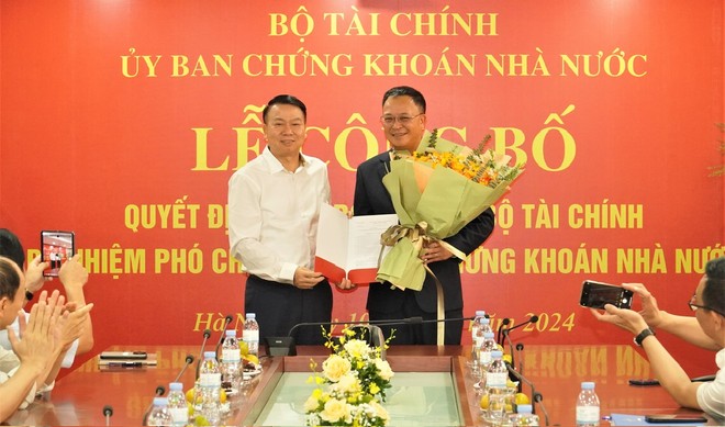 Thứ trưởng Bộ Tài chính Nguyễn Đức Chi trao Quyết định bổ nhiệm ông Bùi Hoàng Hải giữ chức vụ Phó chủ tịch UBCKNN