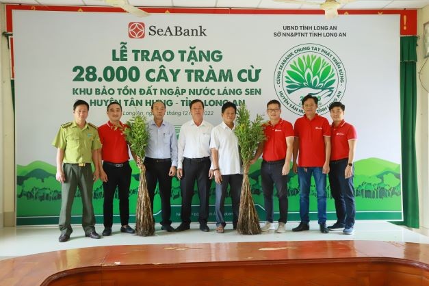 SeABank trao tặng 28.000 cây tràm cừ cho Khu Bảo tồn Đất ngập nước Láng Sen