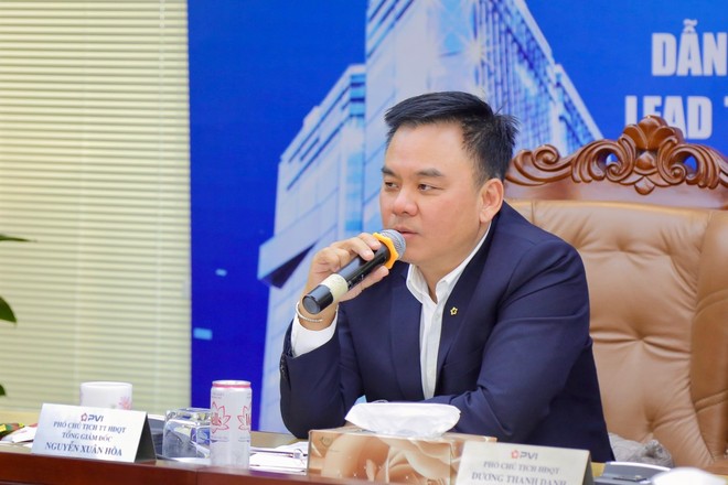 Ông Nguyễn Xuân Hoà trao đổi với nhà đầu tư