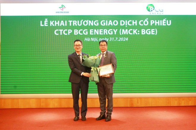 Ông Phạm Minh Tuấn, Tổng giám đốc BCG Energy nhận Giấy chứng nhận đăng ký giao dịch cổ phiếu BGE tại Sở Giao dịch Chứng khoán Hà Nội (HNX)