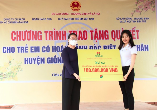 Phân bón Cà Mau trao 100 suất quà Tết cho hộ dân nghèo tại Bến Tre