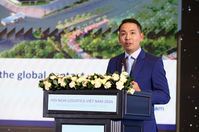 Tiến sĩ Yap Kwong Weng, CEO Việt Nam SuperPort™ trình bày tham luận tại Hội nghị (Ảnh: Lê Toàn)