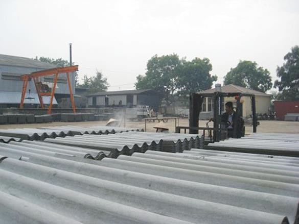 Ngành sản xuất tấm lợp xi măng sợi trong nước hiện có tổng công suất 100 triệu m2/năm. Ảnh: S.T
