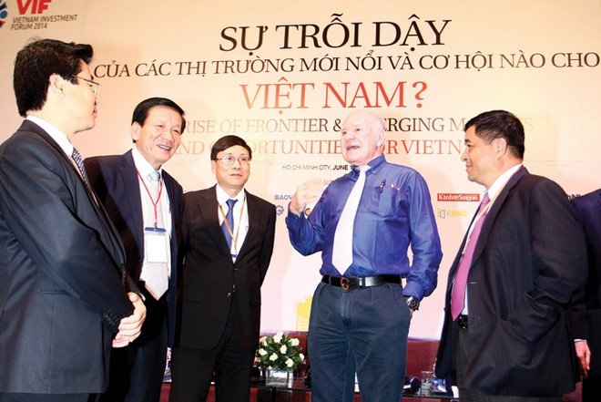 TS. Marc Faber (áo tím) tin rằng, Việt Nam là thị trường đầy tiềm năng trong dài hạn
