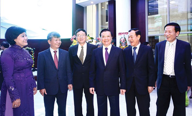 Lãnh đạo Bộ Tài chính, Bộ Kế hoạch và Đầu tư, UBND TP. HCM chia vui tại Lễ trao giải Cuộc bình chọn BCTN 2014