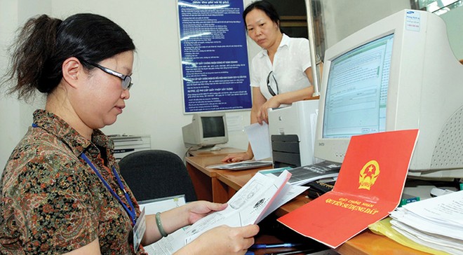 Việc nhiều cư dân trong các dự án nhà ở không có sổ đỏ hiện nay chủ yếu do lỗi từ chủ đầu tư. ẢNH: Dũng Minh