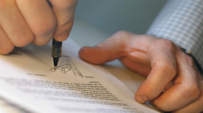 Cả doanh nghiệp, đại lý cũng như khách hàng đều phải hết sức cẩn thận khi ký hợp đồng bảo hiểm