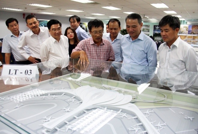 Hội đồng đánh giá xếp hạng phương án kiến trúc nhà ga hành khách Cảng hàng không quốc tế Long Thành, do Bộ trưởng Giao thông vận tải Trương Quang Nghĩa chủ trì, đã làm việc trong ngày 17 và 18/10 để chọn ra các phương án thiết kế đạt yêu cầu. Chúng sẽ được đưa ra lấy ý kiến người dân, chuyên gia trên khắp cả nước.
Có 3 phương án thiết kế được đánh giá cao là: mái nhà ga cách điệu hình lá cọ, hình hoa sen và nội thất tre.