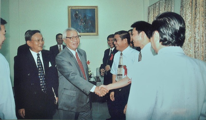 Nguyên Thủ tướng Chính phủ Võ Văn Kiệt bắt tay chúc mừng các nhân sự tham gia tạo dựng ngành chứng khoán trong ngày đầu tiên khai mở, 20/7/2000