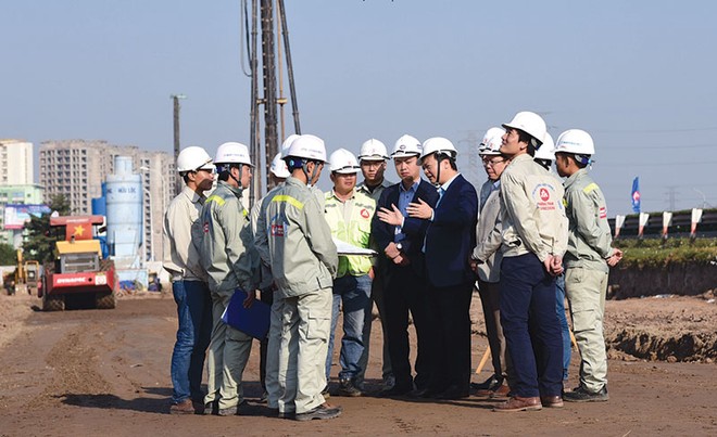 Ông Phạm Văn Khôi (người giơ hai tay) chỉ đạo thi công Dự án BOT nâng cấp, mở rộng đường cao tốc Pháp Vân - Cầu Giẽ do Phương Thành Trancosin tham gia đầu tư