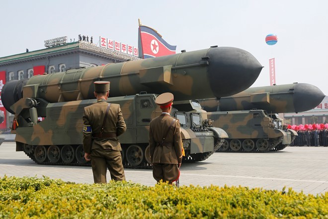 Một tên lửa tại lễ diễu hành hôm 15/4 ở Bình Nhưỡng. Ảnh: Reuters.