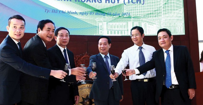 Doanh nhân Đỗ Hữu Hậu (thứ nhất từ trái sang) đã trở thành "cánh tay phải" của cha, ông Đỗ Hữu Hạ (đứng thứ ba từ trái sang), Chủ tịch TCH và HHS
