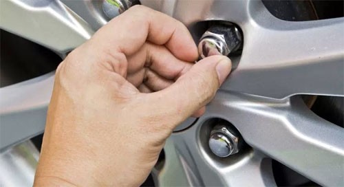 Đai ốc bánh xe trên hàng loạt mẫu Ford ở Mỹ bị cho có thể nở và vỡ tách gây khó khăn trong việc tháo vành và thay lốp. Ảnh: Driving.