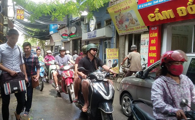 Lòng đường phố Triều Khúc chỉ rộng khoảng 4 - 5 m, nên cảnh tắc đường thường xuyên xảy ra và áp lực còn lớn hơn với sự xuất hiện của 2 dự án bất động sản lớn Pandora và Blue Diamond. Ảnh: Nguyễn Thành