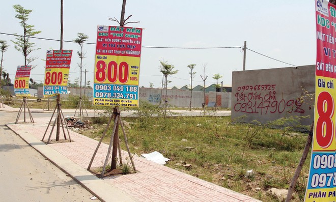 Các banner, tờ phướn quảng cáo dự án lại xuất hiện dày đặc ở khu vực quận 9. Ảnh: Việt Dũng
