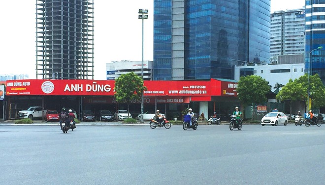 Tòa nhà Vicem Tower (bìa trái) xây dựng dở dang và bỏ hoang cả chục năm nay