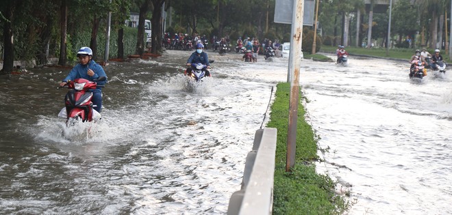 Người dân TP.HCM sống chung với ngập