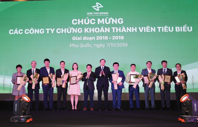 Hàng năm, những công ty chứng khoán hoạt động lành mạnh và có vị thế dẫn đầu trong các mảng nghiệp vụ được nhà quản lý ghi nhận và vinh danh