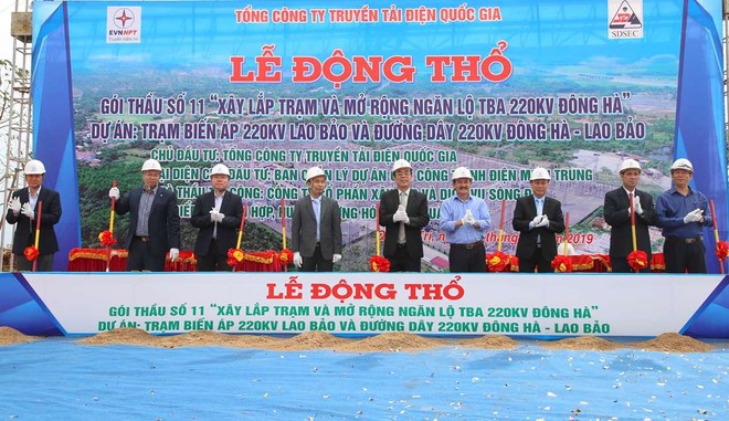 Các đại biểu thực hiện nghi thức động thổ.