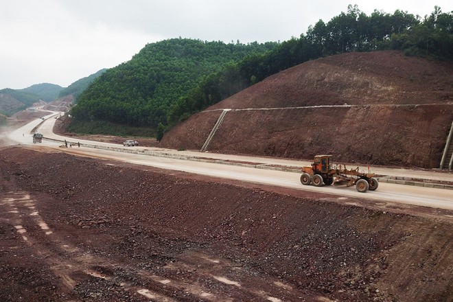 Cần hàng chục triêu m3 đất, cát, đá đủ tiêu chuẩn để xây dựng đường cao tốc Bắc - Nam phía Đông.