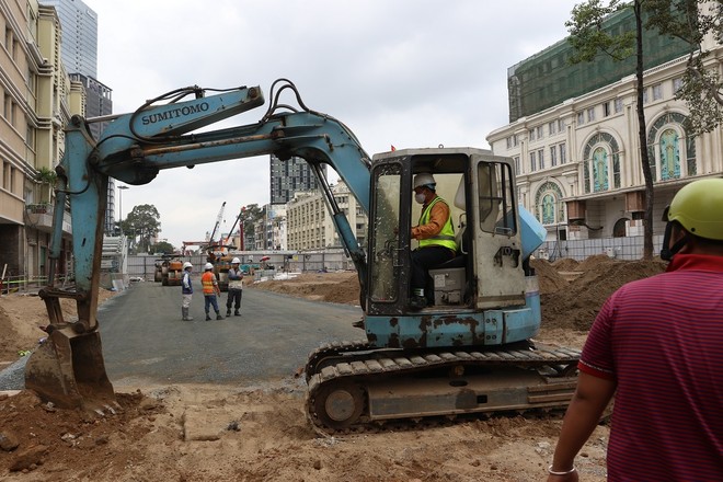 Các phương tiện đang thi công hoàn thiện trên miệng hầm.