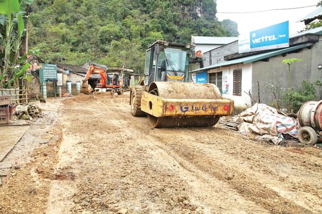 Thi công Quốc lộ 4, đoạn nối Hà Giang - Lào Cai.