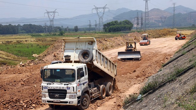 Giá nhiều loại nguyên vật liệu tăng mạnh gây khó cho các nhà thầu thi công cao tốc Bắc - Nam.