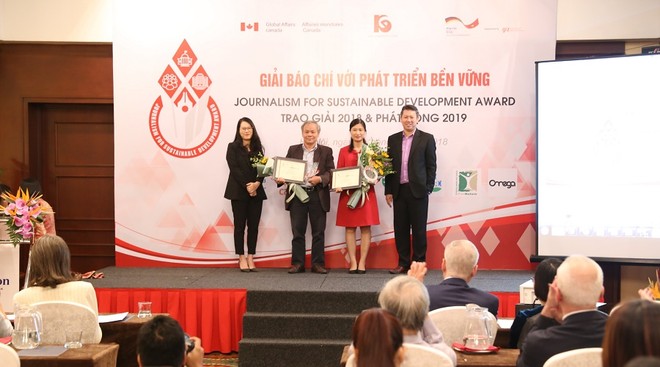 Tác giả bài viết đứng thứ hai từ bên phải sang