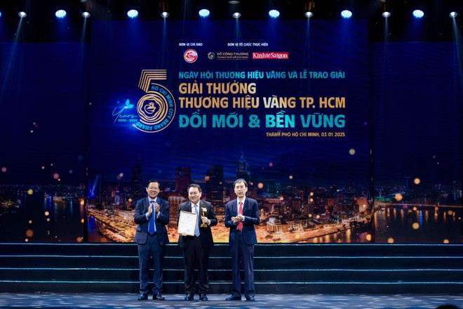 Ông Lê Trí Thông - Phó Chủ tịch HĐQT, CEO PNJ đại diện nhận danh hiệu Thương hiệu Vàng 2024 (Ảnh: Ban tổ chức)